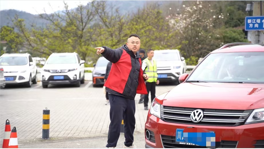 助力清明文明祭掃，都投集團(tuán)黨員志愿者們?cè)谛袆?dòng)